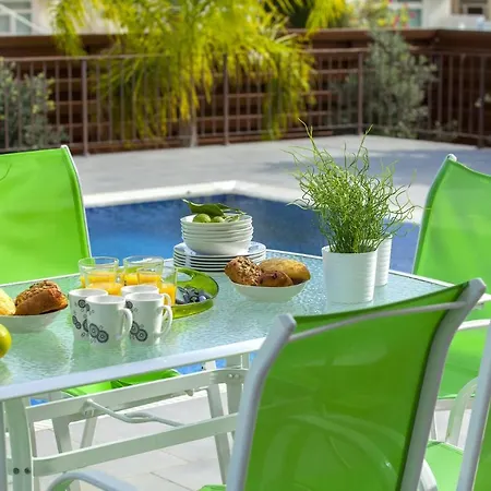 Your Beautiful Holiday Minutes From Fig Tree Bay, 1517 Villa