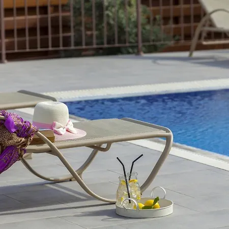 Villa Your Beautiful Holiday Minutes From Fig Tree Bay, 1517 *