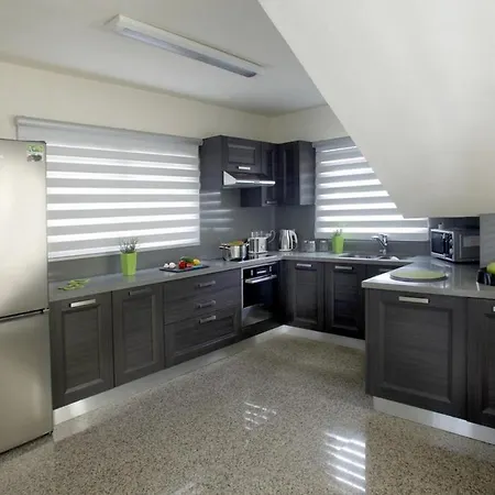 Villa Your Beautiful Holiday Minutes From Fig Tree Bay, 1517